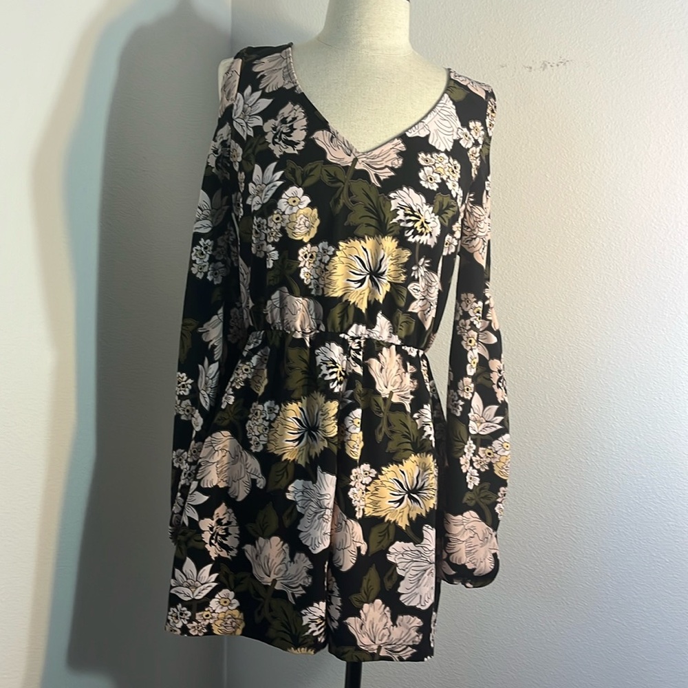 Leith Charming floral print long sleeve with cold shoulder and tie back
